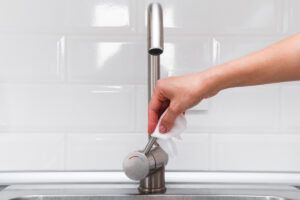 Como limpar torneira de inox