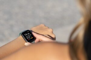 Imagem de uma mulher usando o seu smartwatch representando o Melhor smartwatch para comprar em 2025