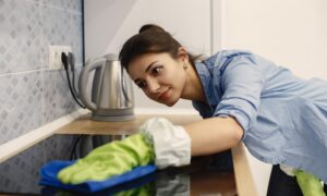 infecções e contaminações na cozinha, mulher limpando a cozinha
