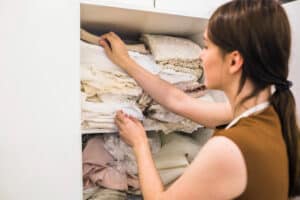 como organizar roupas de cama e toalhas